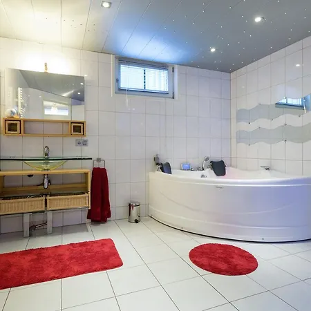Villa Luxurious In With Sauna Lunteren